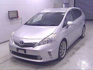 TOYOTA PRIUS ALPHA 2011