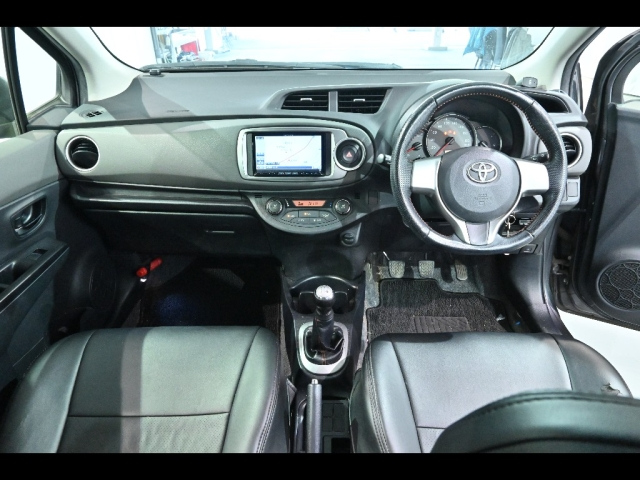 TOYOTA VITZ 2013