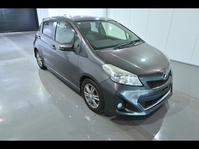TOYOTA VITZ 2013