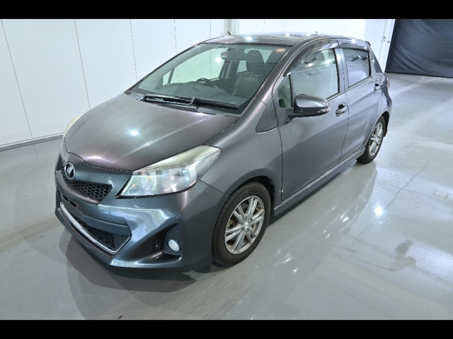 TOYOTA VITZ 2013