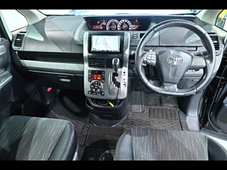 TOYOTA VOXY 2012
