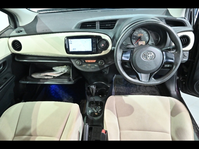 TOYOTA VITZ 2013