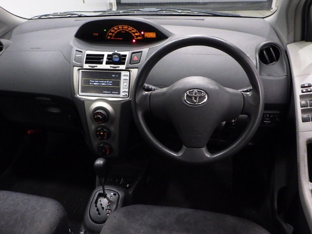 TOYOTA VITZ 2010