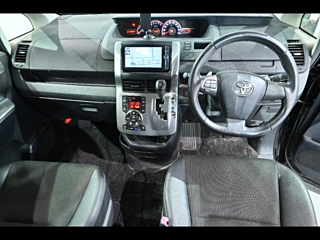 TOYOTA VOXY 2013
