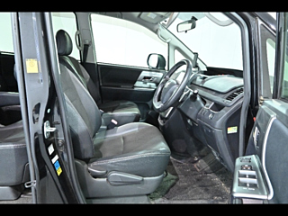 TOYOTA VOXY 2013