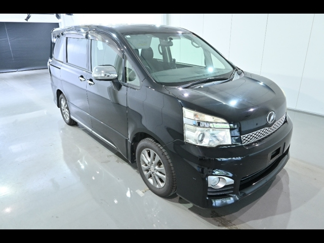 TOYOTA VOXY 2013