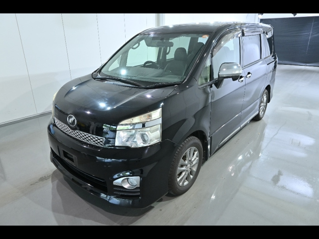 TOYOTA VOXY 2013