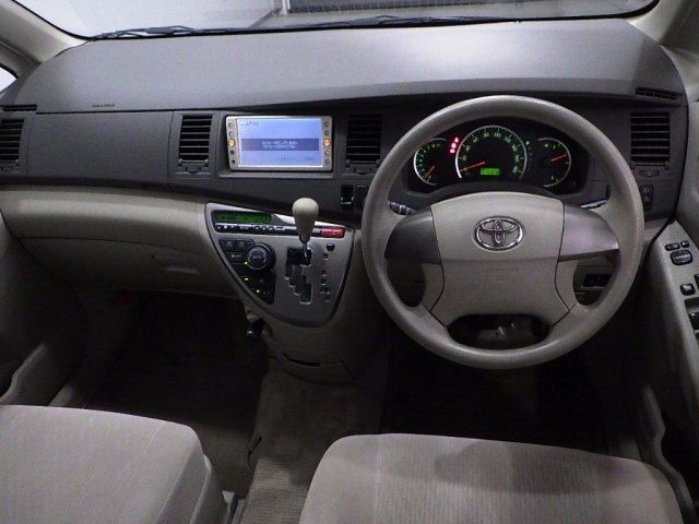 TOYOTA ISIS 2010