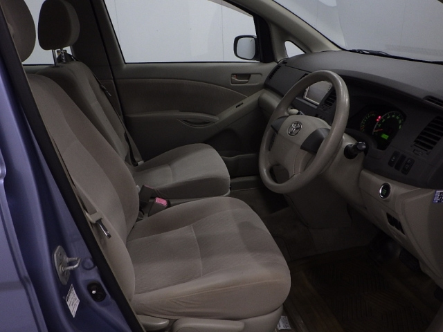 TOYOTA ISIS 2010