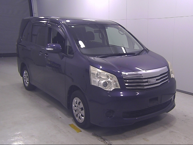 TOYOTA NOAH 2010