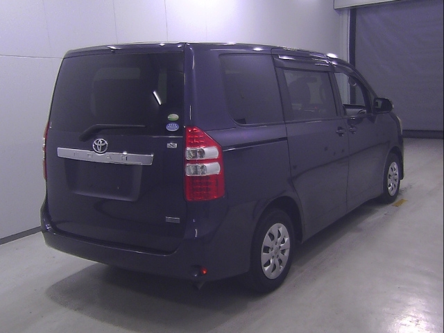 TOYOTA NOAH 2010