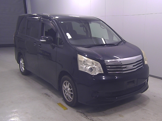 TOYOTA NOAH 2010
