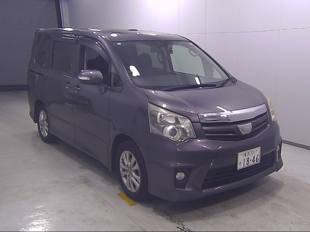TOYOTA NOAH 2011