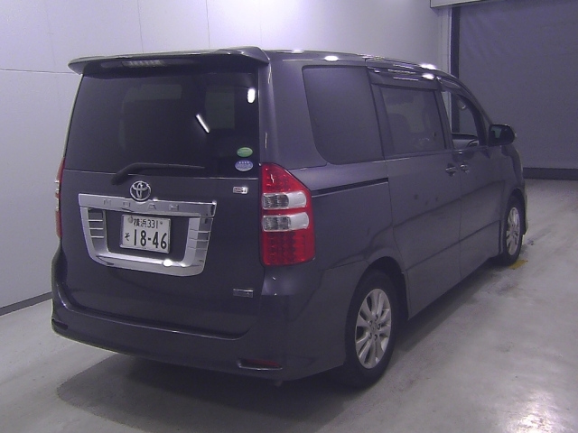 TOYOTA NOAH 2011
