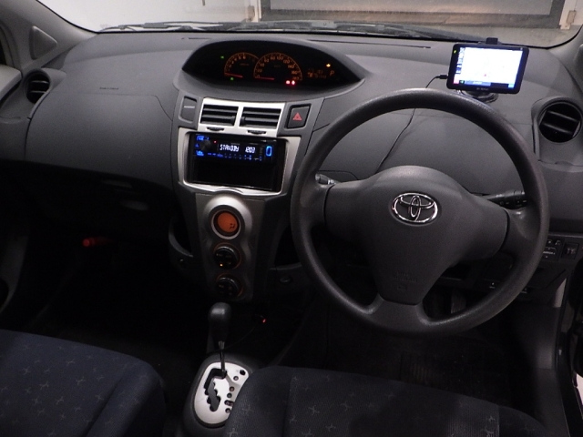 TOYOTA VITZ 2010