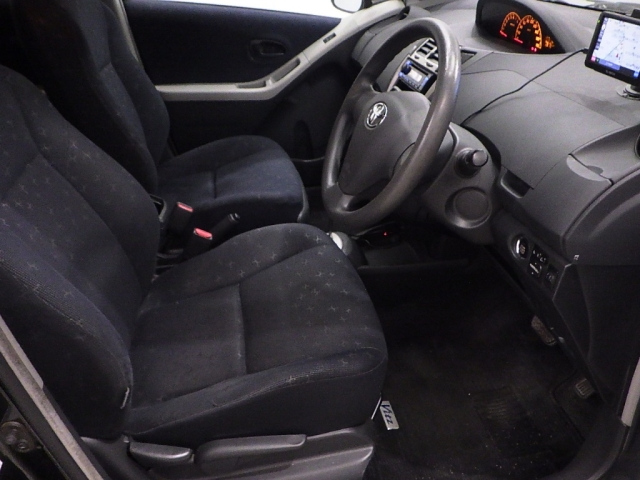 TOYOTA VITZ 2010