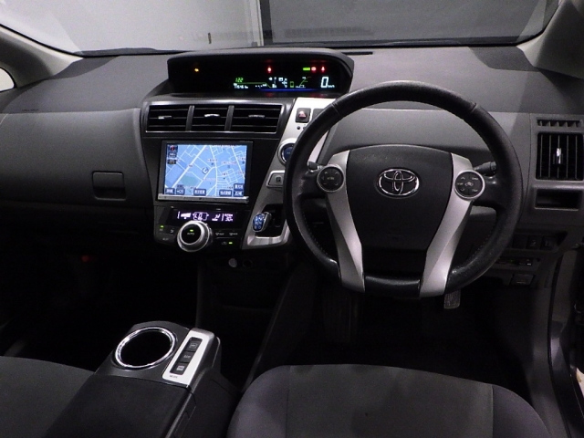 TOYOTA PRIUS ALPHA 2013