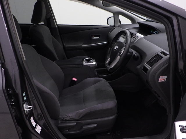 TOYOTA PRIUS ALPHA 2013