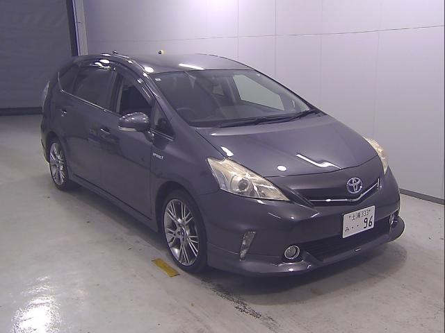 TOYOTA PRIUS ALPHA 2013