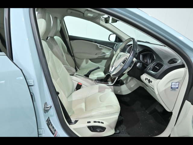 VOLVO V40 2016