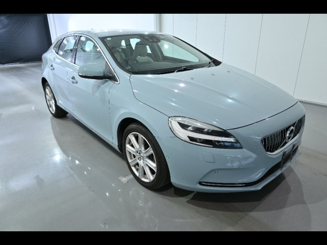 VOLVO V40 2016