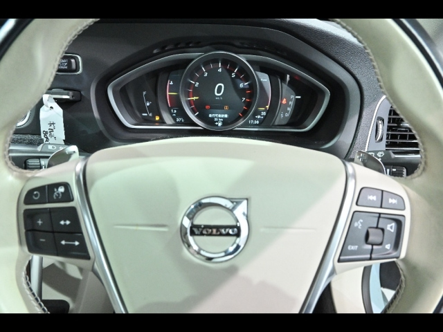 VOLVO V40 2016