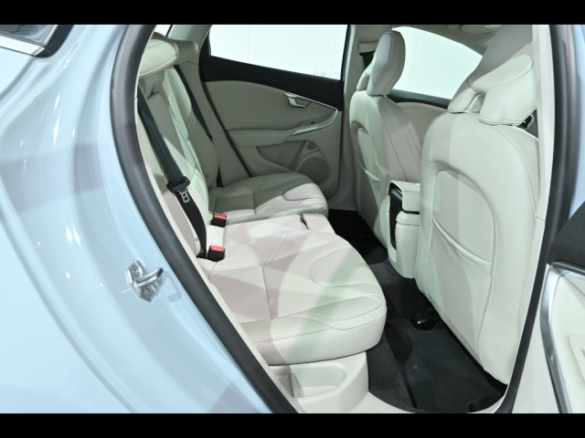 VOLVO V40 2016