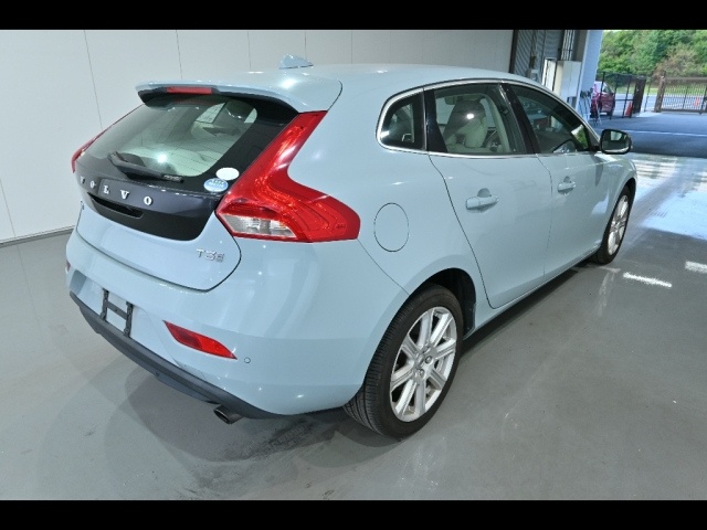 VOLVO V40 2016