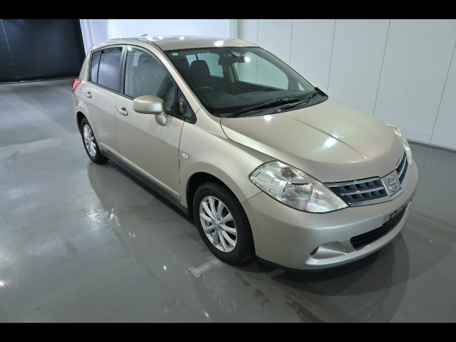 NISSAN TIIDA 2011