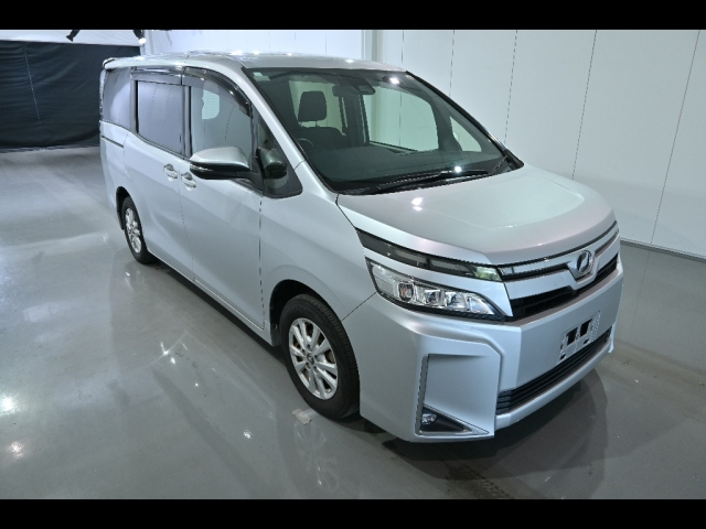TOYOTA VOXY 2018