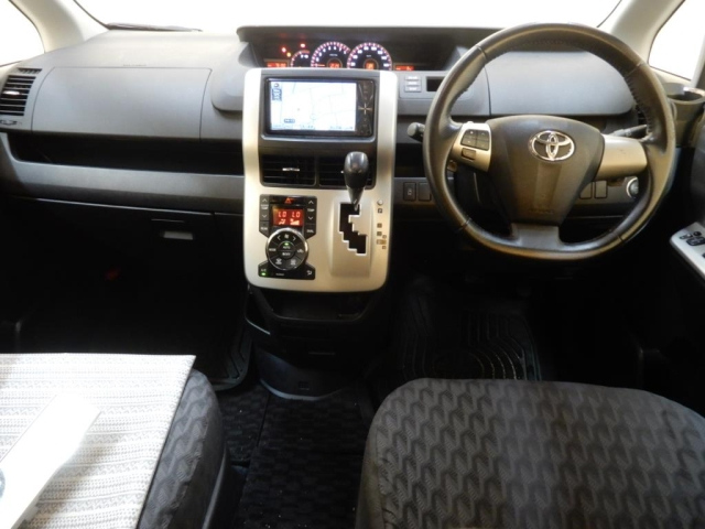 TOYOTA NOAH 2010