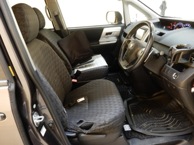 TOYOTA NOAH 2010