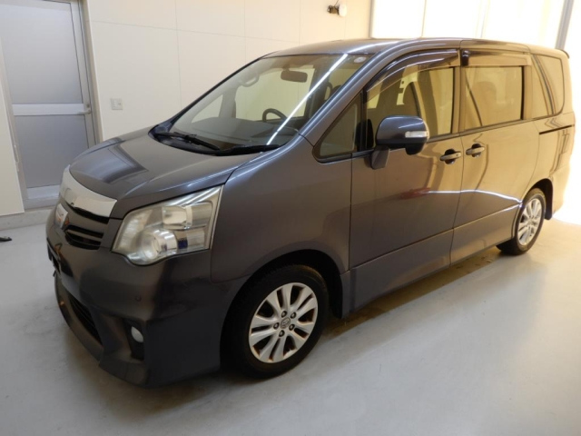 TOYOTA NOAH 2010