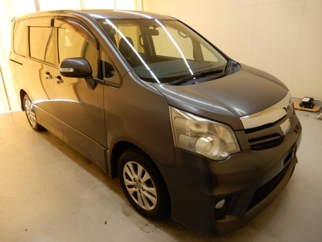 TOYOTA NOAH 2010