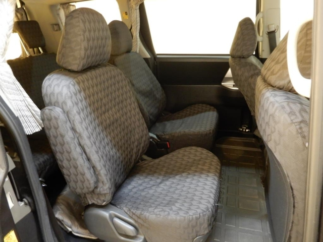 TOYOTA NOAH 2010