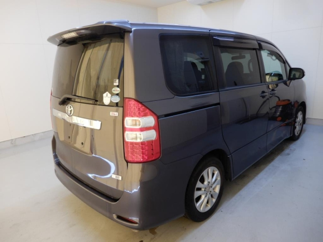 TOYOTA NOAH 2010