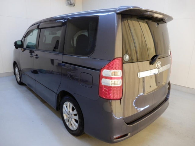 TOYOTA NOAH 2010