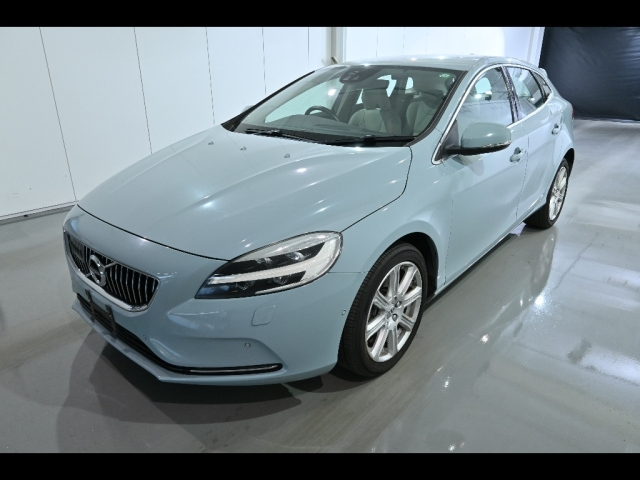 VOLVO V40 2016