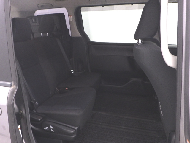 TOYOTA NOAH 2016