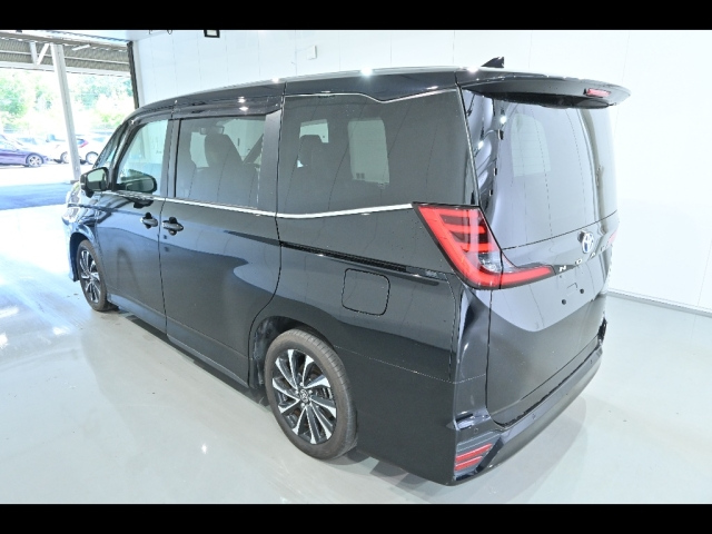 TOYOTA NOAH 2022