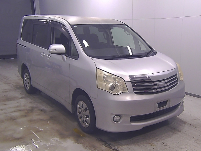 TOYOTA NOAH 2010
