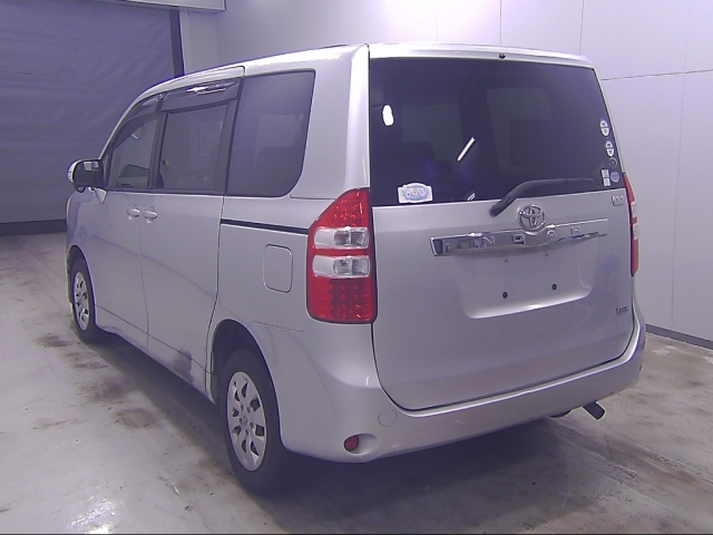 TOYOTA NOAH 2010