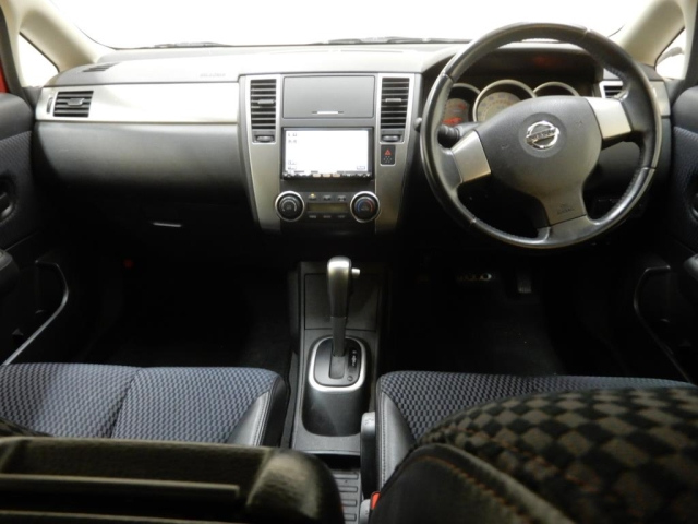 NISSAN TIIDA 2010