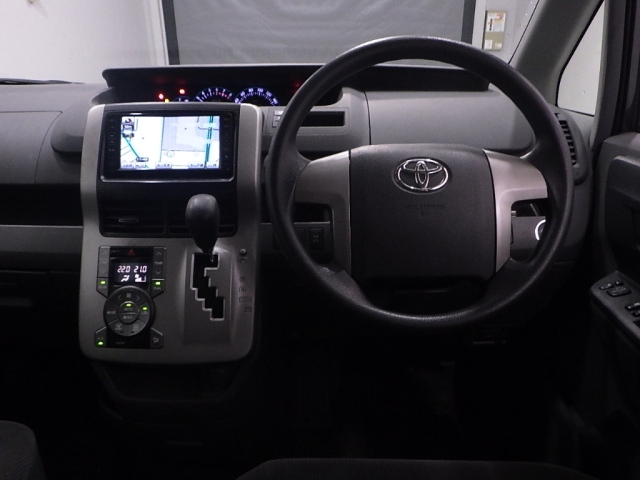TOYOTA NOAH 2008