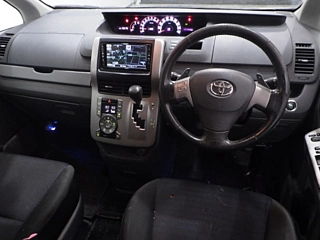 TOYOTA VOXY 2009