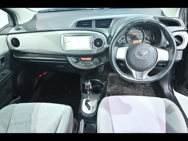 TOYOTA VITZ 2011