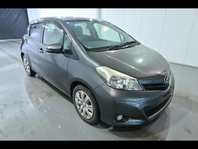 TOYOTA VITZ 2011