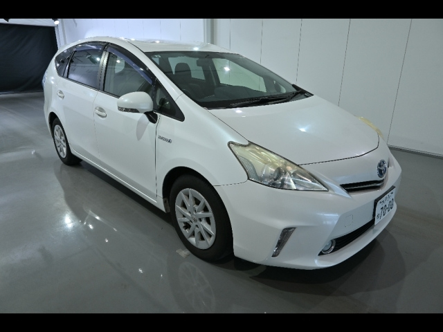 TOYOTA PRIUS ALPHA 2013