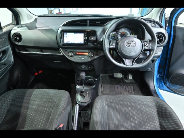 TOYOTA VITZ 2017