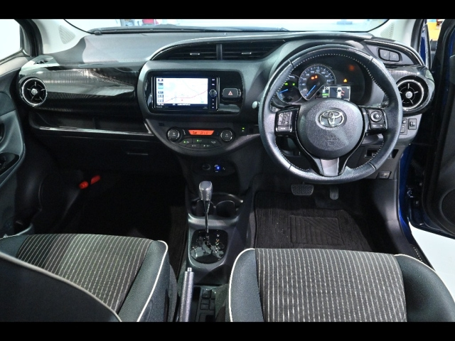 TOYOTA VITZ 2017